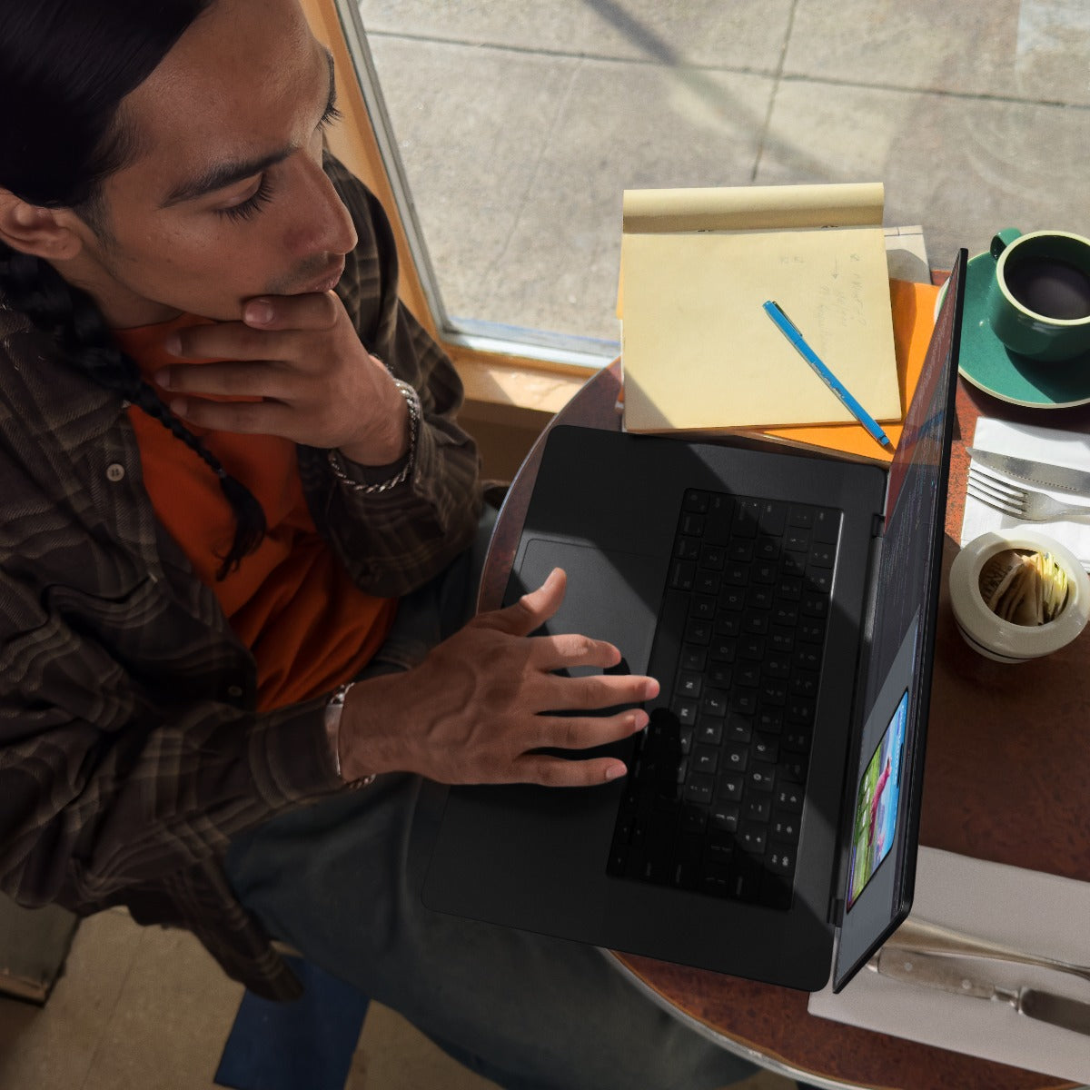MacBook Pro 16", procesor Apple M3 Max, 16 nuclee CPU si 40 nuclee GPU, 48GB, 1TB SSD, Space Black