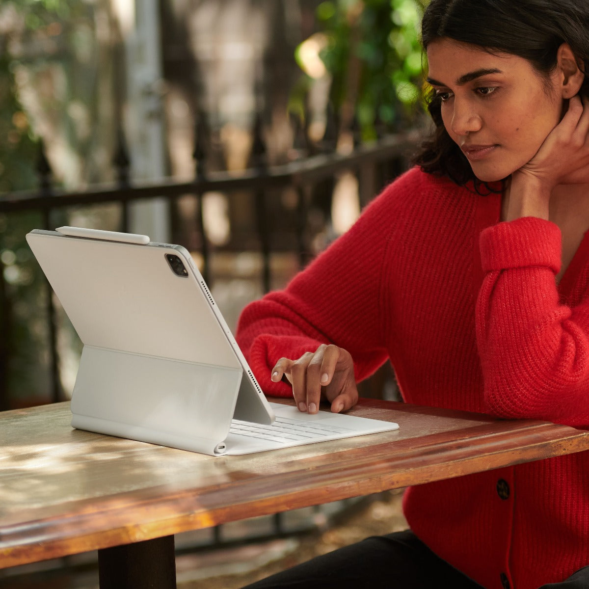 Husa cu tastatura Apple Magic Keyboard pentru iPad Pro 12.9" (gen.5) Negru, layout INT - iSTYLE RO