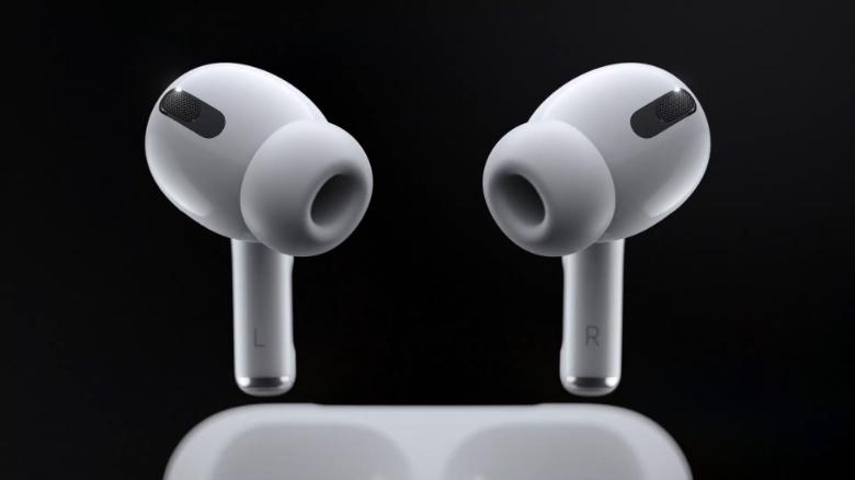 airpods pro pe fundal negru
