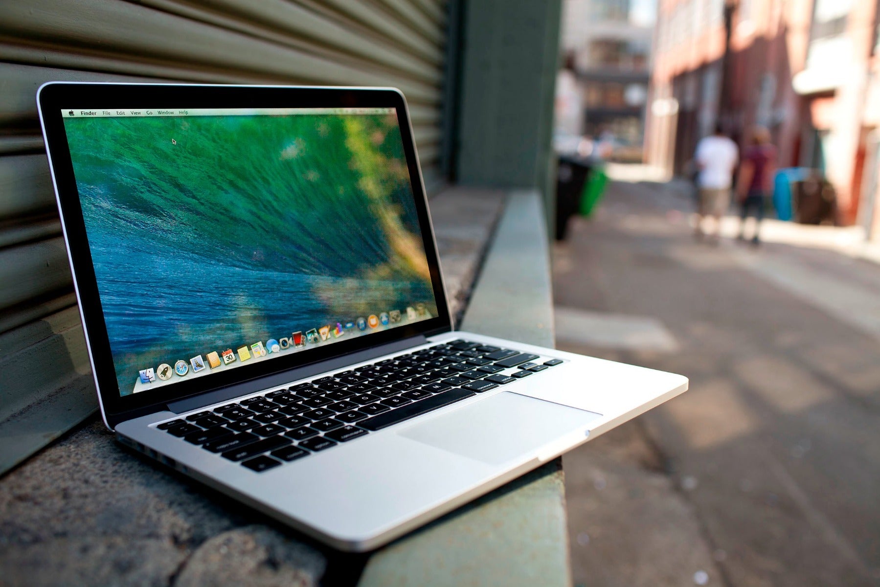 macbook pe o alee pietonala
