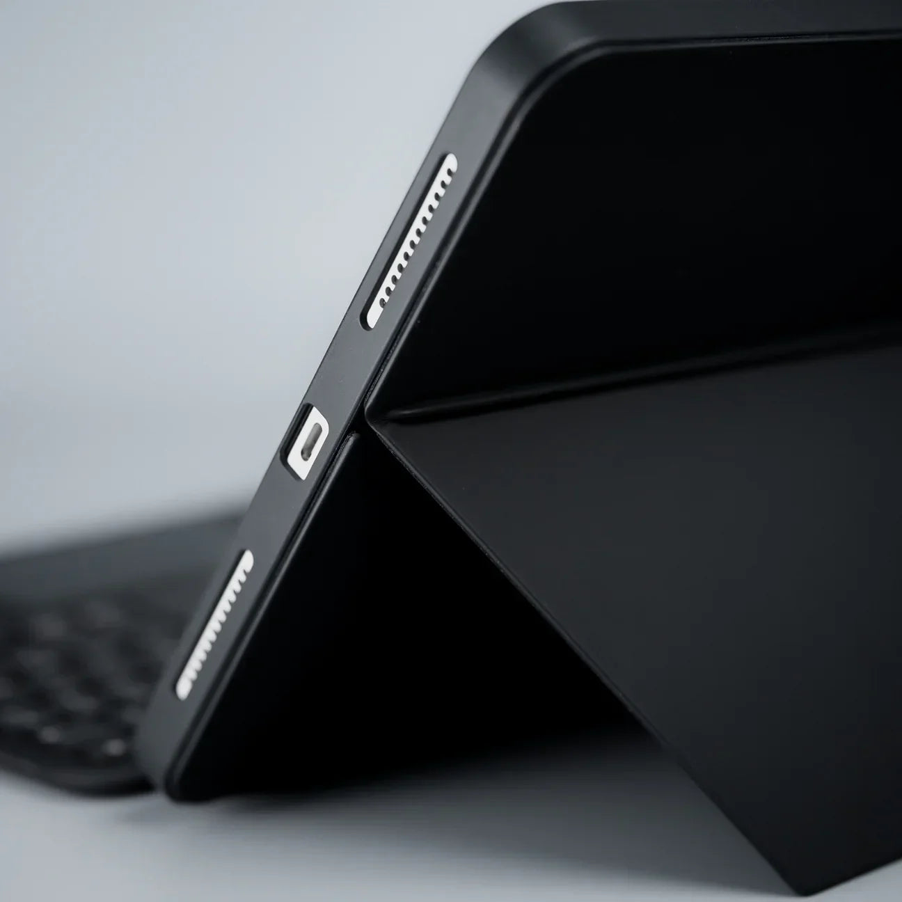 Husă cu tastatură detașabilă și trackpad DECODED pentru iPad 10.9" (Gen 10, 2022) / iPad 11" (Gen 11, A16, 2025), Bluetooth, iluminare, stand reglabil, negru