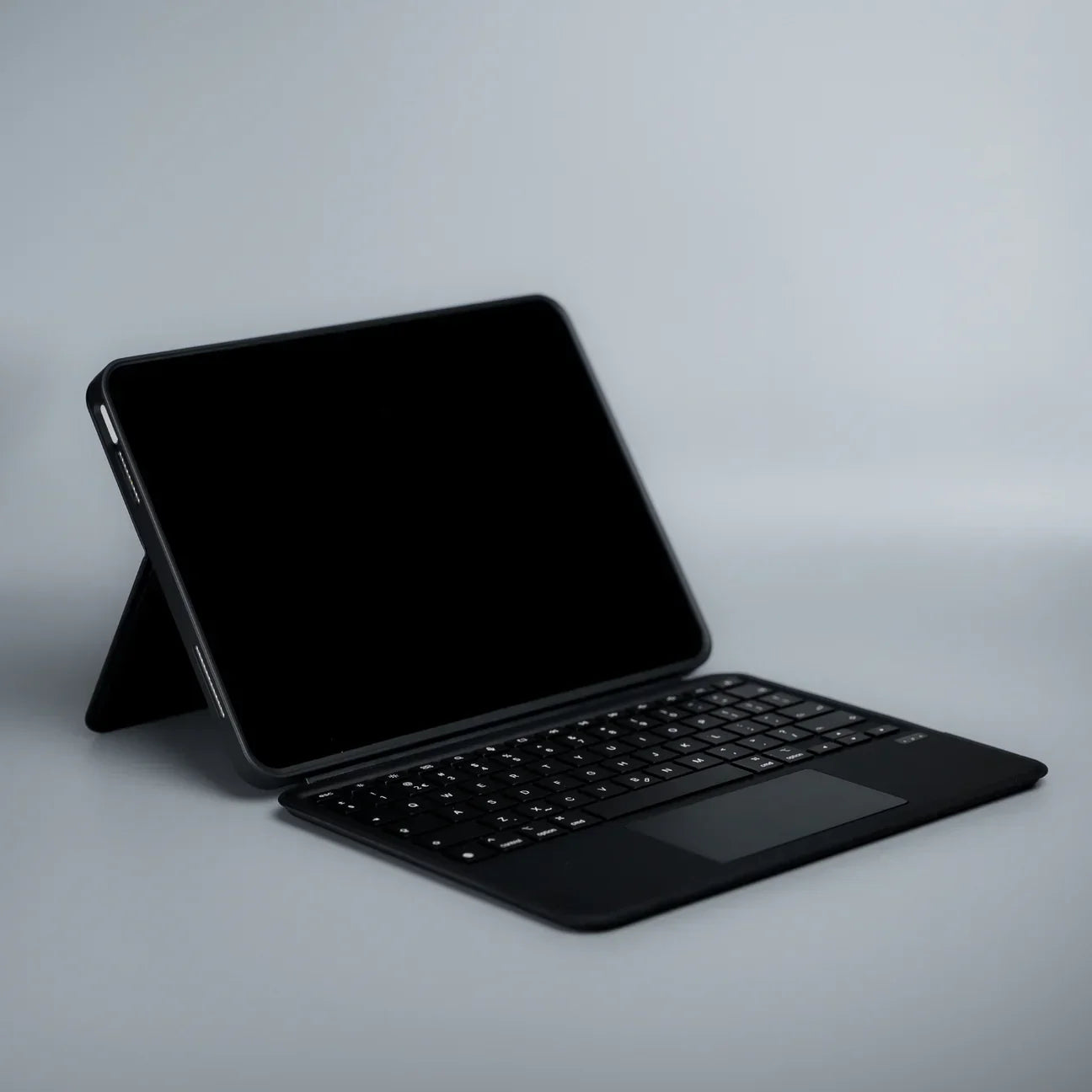 Husă cu tastatură detașabilă și trackpad DECODED pentru iPad 10.9" (Gen 10, 2022) / iPad 11" (Gen 11, A16, 2025), Bluetooth, iluminare, stand reglabil, negru