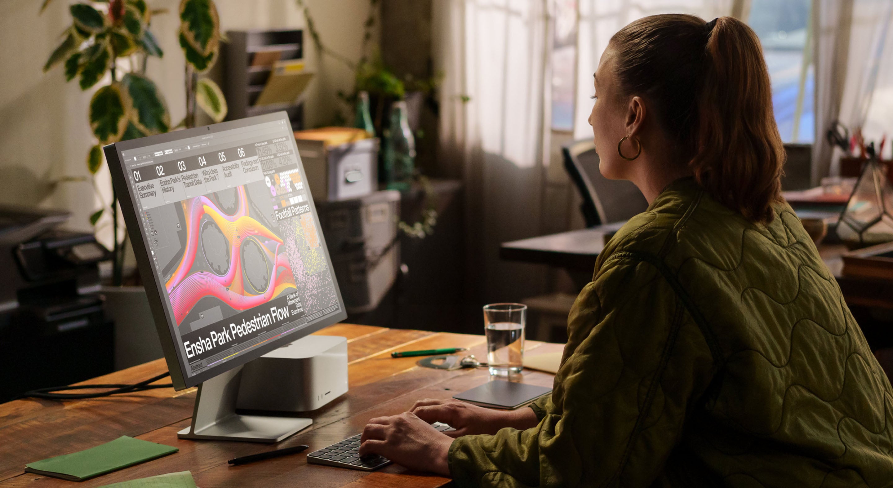 Slika djevojke koja radi na Mac Studio računalu Studio Display-u