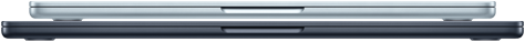 Un MacBook Air de 13 inchi în culoarea Cer albastru, închis și așezat deasupra unui MacBook Air de 15 inchi în culoarea Miezul nopții, închis