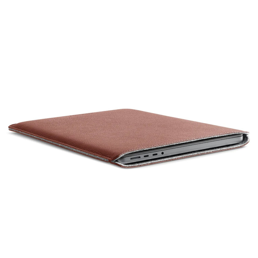 Husa de protectie Woolnut Sleeve pentru MacBook Pro 16", Piele, Cognac - iSTYLE RO
