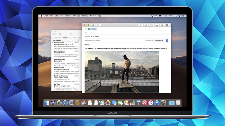 macbook pe fundal albstru