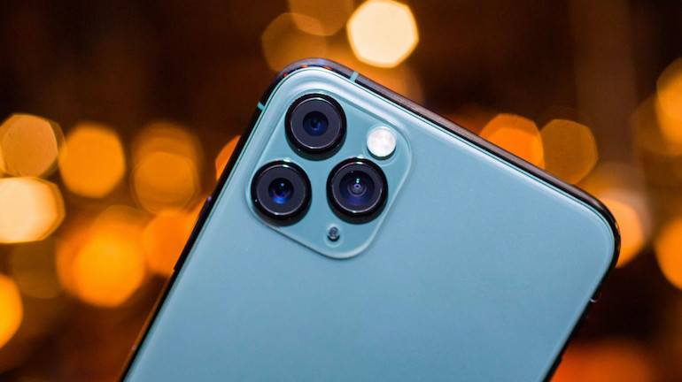 spatele iPhone-ului cu cele trei obiective foto