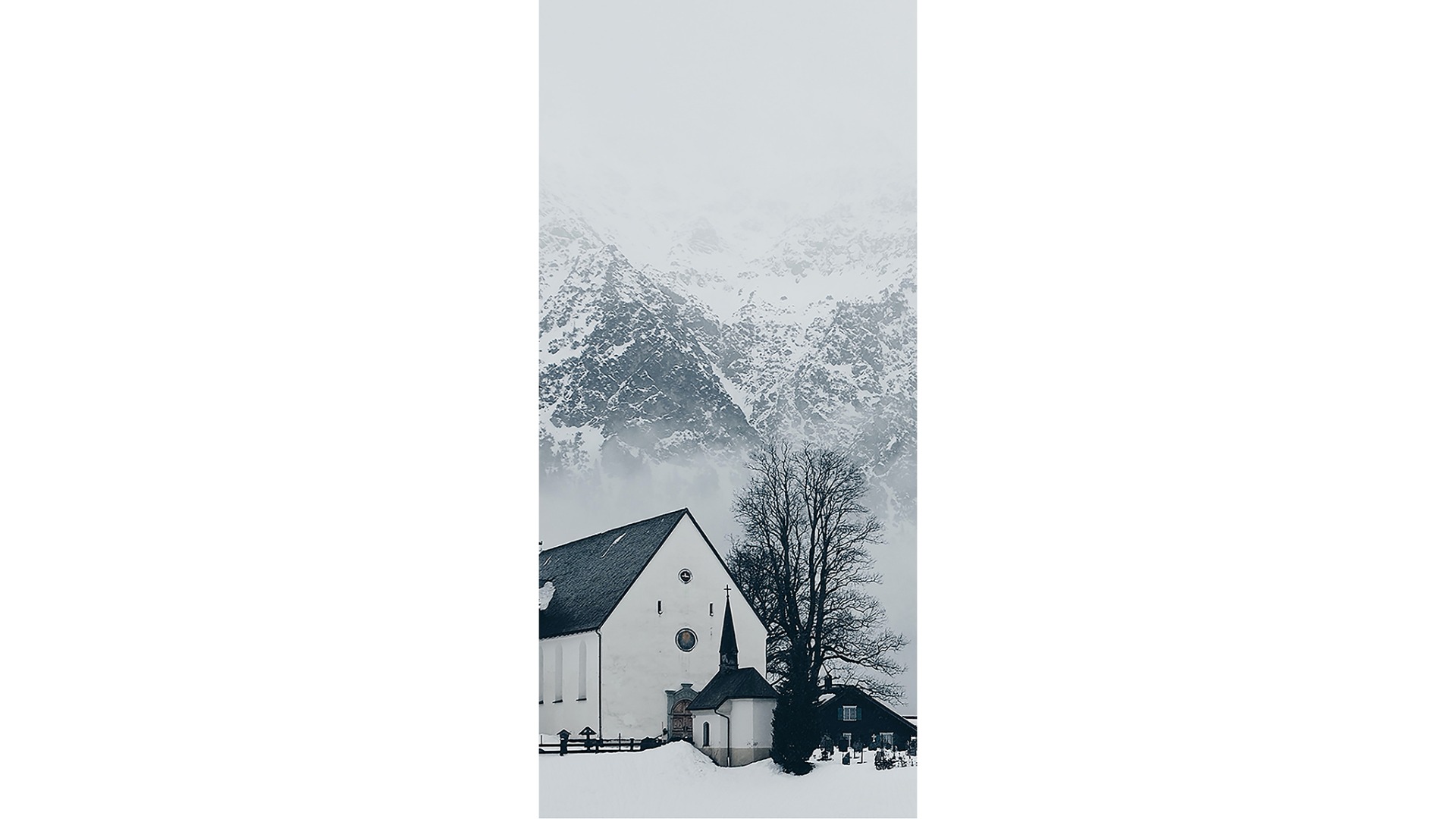fotografie cu o casa alba iarna
