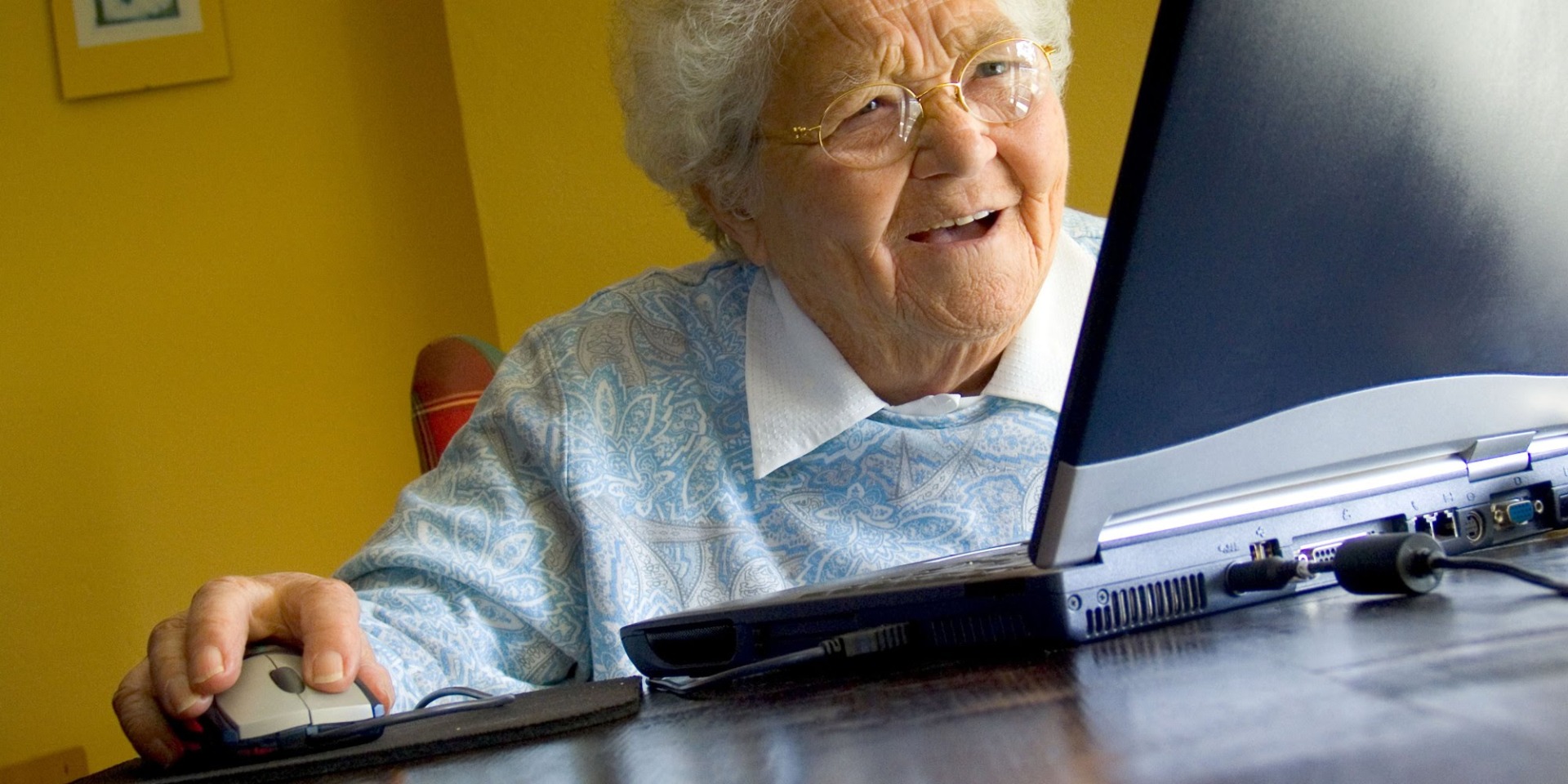 femeie batrana folosind un laptop