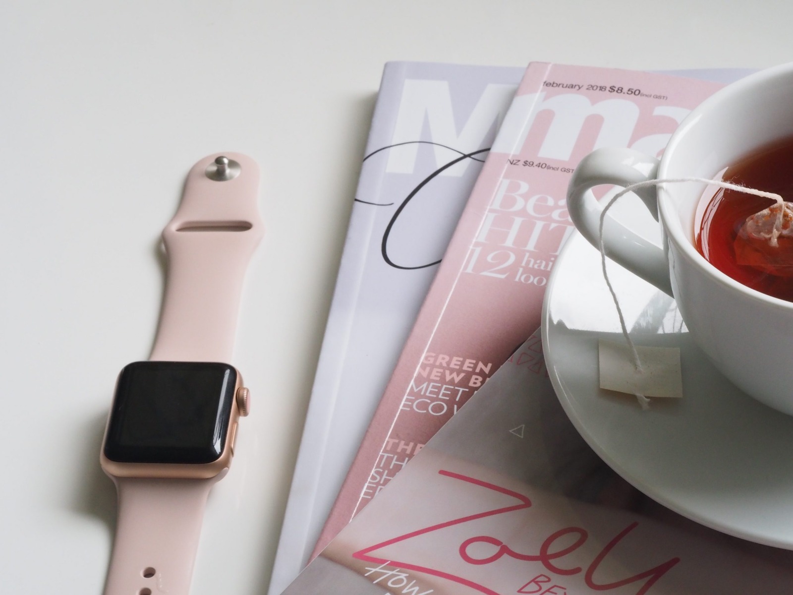 apple watch langa un ceai si cateva reviste